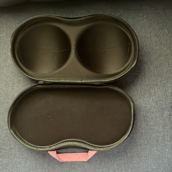 Adorable bralette shaped, pink and black accessory bag! - Picture 3 of 4